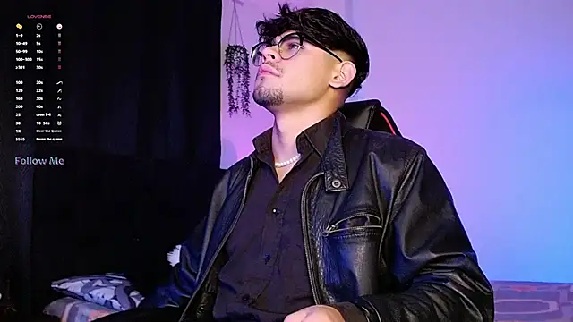 Snapshot of isaac-saenz chatting on 10.28.25 isaac-saenz online show from 10.28.25