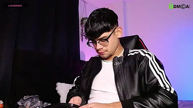 Snapshot of isaac-saenz chatting on 11.05.25 isaac-saenz online show from 11.05.25