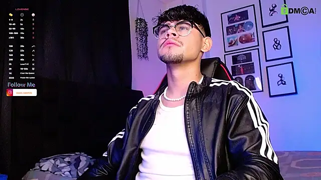 Snapshot of isaac-saenz chatting on 11.18.25 isaac-saenz online show from 11.18.25