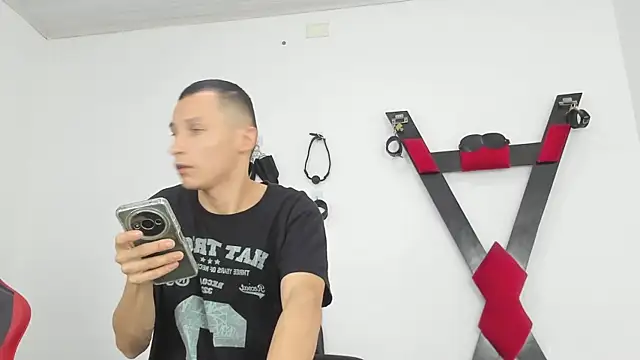 Isak Millan online show from 11.06.25