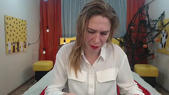 Snapshot of TessaDaybreak chatting on 10.10.25 TessaDaybreak online show from 10.10.25