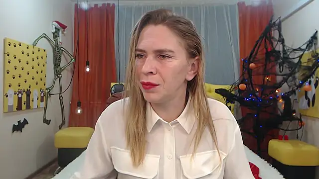 Snapshot of TessaDaybreak chatting on 10.11.25 TessaDaybreak online show from 10.11.25