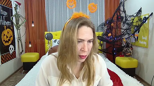 Snapshot of TessaDaybreak chatting on 10.13.25 TessaDaybreak online show from 10.13.25