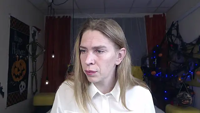 Snapshot of TessaDaybreak chatting on 10.14.25 TessaDaybreak online show from 10.14.25