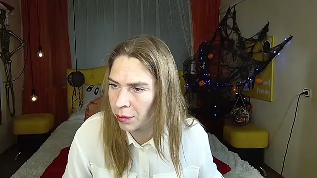 Snapshot of TessaDaybreak chatting on 10.15.25 TessaDaybreak online show from 10.15.25