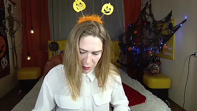 Snapshot of TessaDaybreak chatting on 10.16.25 TessaDaybreak online show from 10.16.25