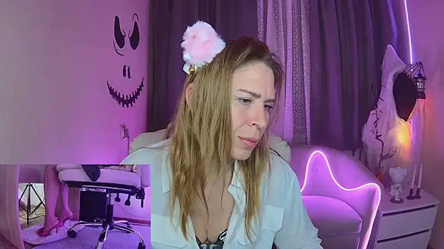 Snapshot of TessaDaybreak chatting on 10.25.25 TessaDaybreak online show from 10.25.25