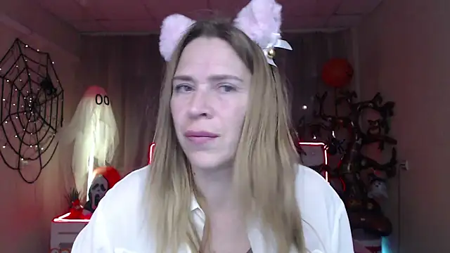 Snapshot of TessaDaybreak chatting on 10.27.25 TessaDaybreak online show from 10.27.25