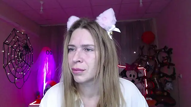 Snapshot of TessaDaybreak chatting on 10.28.25 TessaDaybreak online show from 10.28.25