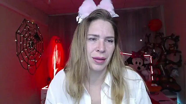 Snapshot of TessaDaybreak chatting on 10.29.25 TessaDaybreak online show from 10.29.25