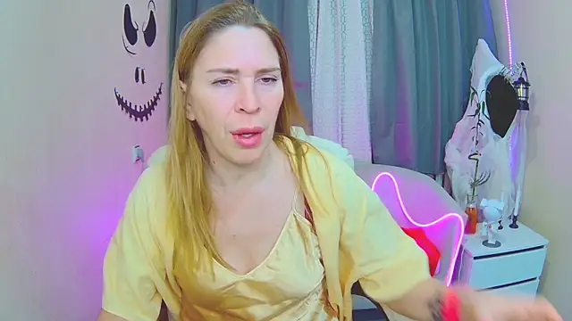 Snapshot of TessaDaybreak chatting on 11.04.25 TessaDaybreak online show from 11.04.25