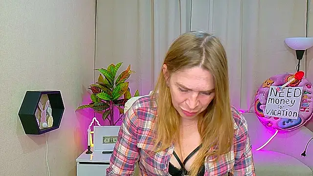 Snapshot of TessaDaybreak chatting on 05.26.26 TessaDaybreak online show from 05.26.26