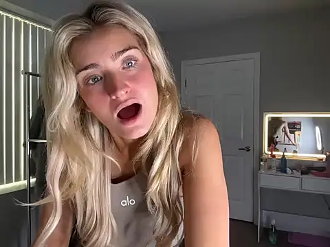 Snapshot of meggsworld chatting on 10.01.25 meggsworld online show from 10.01.25