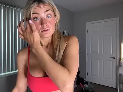 Snapshot of meggsworld chatting on 10.20.25 meggsworld online show from 10.20.25