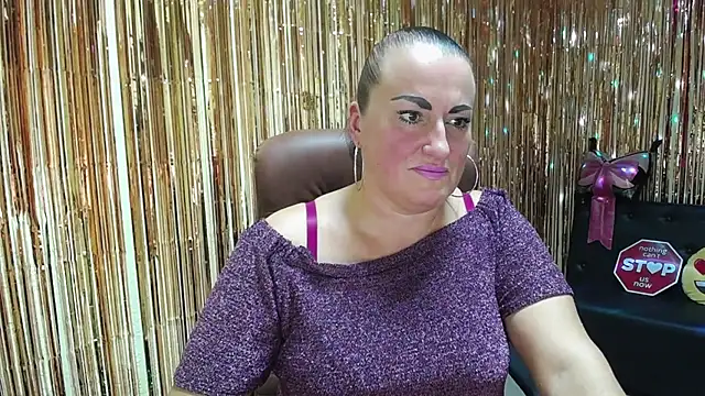 Snapshot of DianaMGG chatting on 10.07.25 DianaMGG online show from 10.07.25