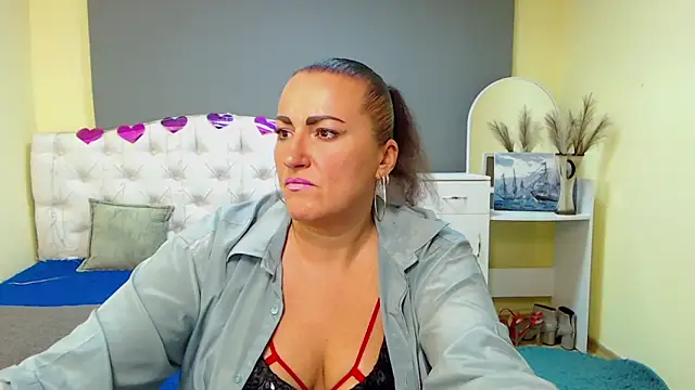 Snapshot of DianaMGG chatting on 10.11.25 DianaMGG online show from 10.11.25