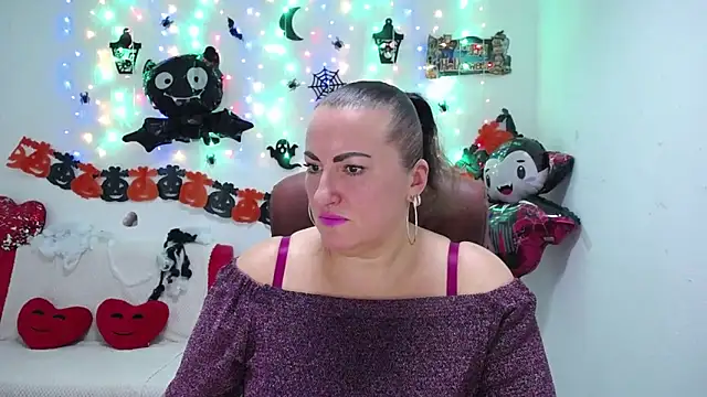 Snapshot of DianaMGG chatting on 10.18.25 DianaMGG online show from 10.18.25