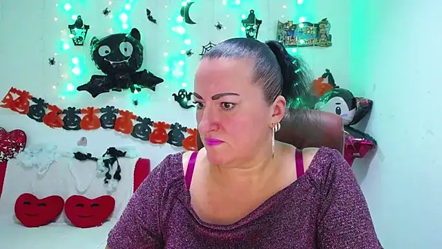 Snapshot of DianaMGG chatting on 10.21.25 DianaMGG online show from 10.21.25