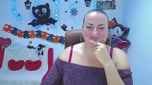 Snapshot of DianaMGG chatting on 10.21.25 DianaMGG online show from 10.21.25