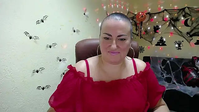 Snapshot of DianaMGG chatting on 10.22.25 DianaMGG online show from 10.22.25