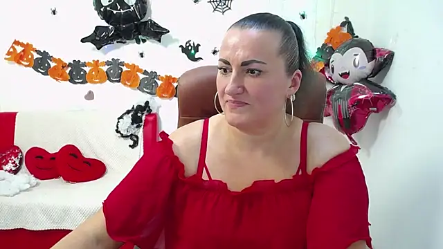 Snapshot of DianaMGG chatting on 10.24.25 DianaMGG online show from 10.24.25