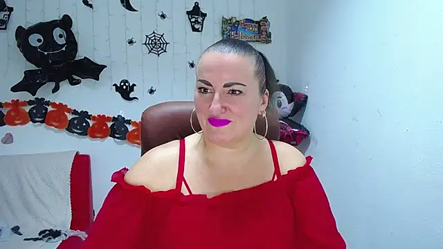 Snapshot of DianaMGG chatting on 11.04.25 DianaMGG online show from 11.04.25