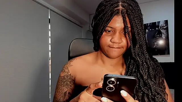 Snapshot of ZahraRose chatting on 10.13.25 ZahraRose online show from 10.13.25