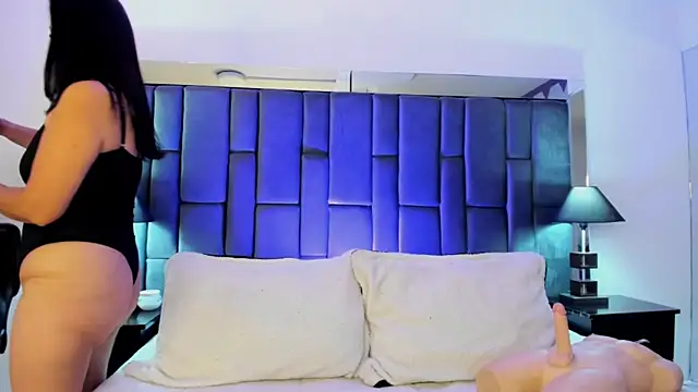 Aisha Nowak online show from 10.19.25