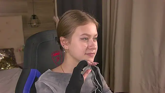 EveMundie online show from 02.15.25