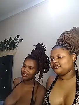 Snapshot of DivaCee chatting on 11.02.25 DivaCee online show from 11.02.25