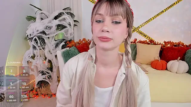 Snapshot of angel_claire chatting on 10.27.25 angel claire online show from 10.27.25