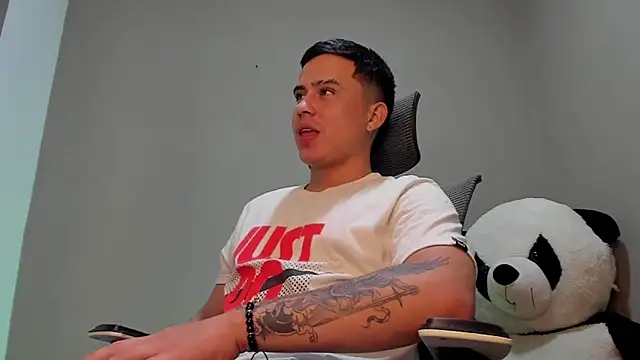 Snapshot of mattiwsmorris_ chatting on 10.20.25 mattiwsmorris online show from 10.20.25