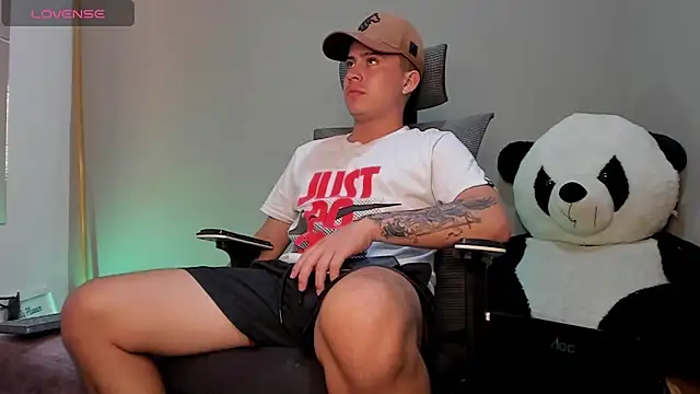 Snapshot of mattiwsmorris_ chatting on 10.25.25 mattiwsmorris online show from 10.25.25