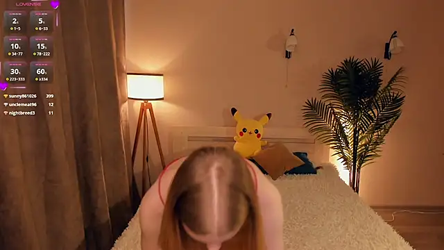 Snapshot of FloraBonde chatting on 03.08.25 FloraBonde online show from 03.08.25