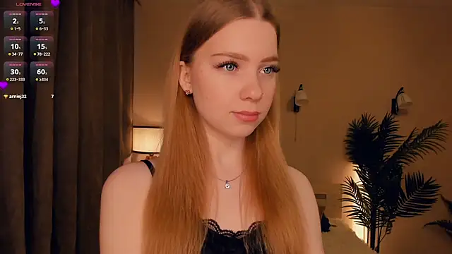 Snapshot of FloraBonde chatting on 03.09.25 FloraBonde online show from 03.09.25