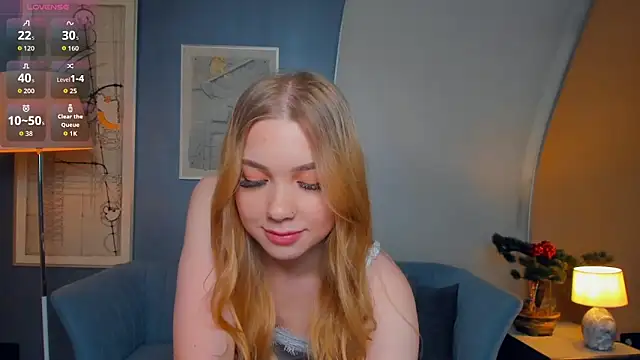 Snapshot of FloraBonde chatting on 10.05.25 FloraBonde online show from 10.05.25