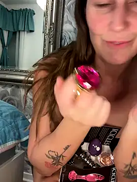 Snapshot of NymphoSwede chatting on 10.20.25 NymphoSwede online show from 10.20.25