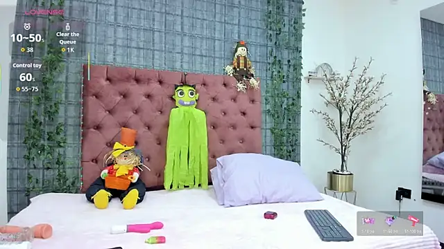 Mia  coluccy online show from 10.28.25