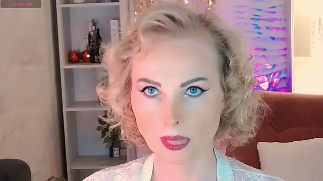 Snapshot of Sandra_Kind chatting on 01.18.26 Sandra Kind online show from 01.18.26