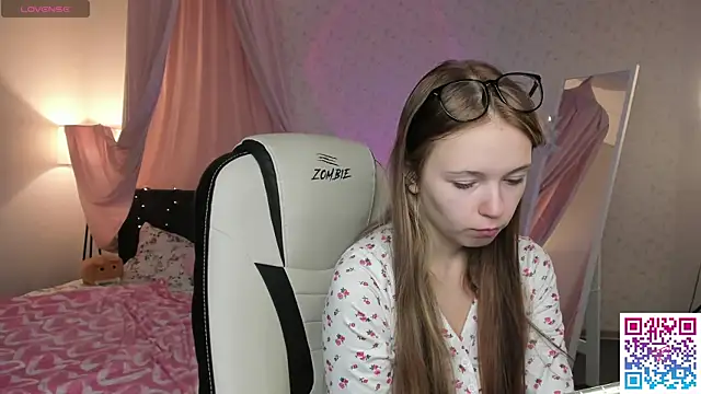 Snapshot of boozekirs_ chatting on 09.25.25 boozekirs online show from 09.25.25