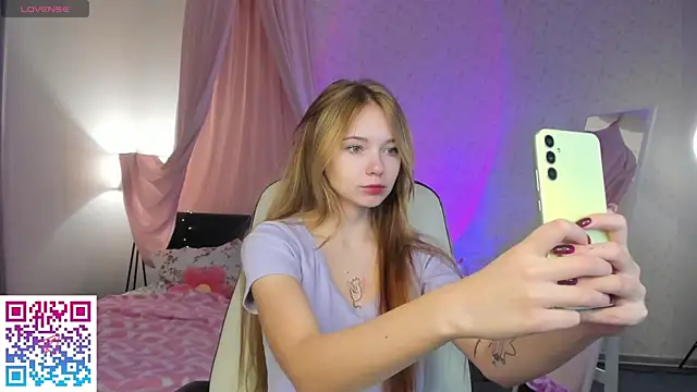 Snapshot of boozekirs_ chatting on 10.10.25 boozekirs online show from 10.10.25