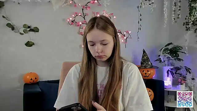 Snapshot of boozekirs_ chatting on 10.31.25 boozekirs online show from 10.31.25