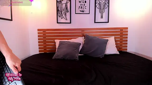 Snapshot of AbellaFox_ chatting on 09.28.25 AbellaFox online show from 09.28.25