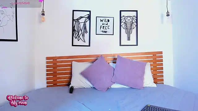 Snapshot of AbellaFox_ chatting on 10.08.25 AbellaFox online show from 10.08.25