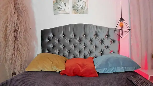 Snapshot of iiangel_ chatting on 10.24.25 iiangel online show from 10.24.25