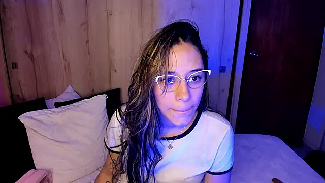 Snapshot of TANIA_06 chatting on 04.25.26 TANIA 06 online show from 04.25.26