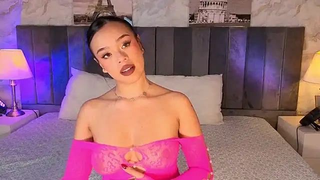 LiaHilton2 online show from 11.18.25