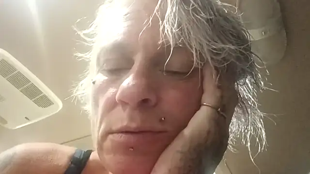 Snapshot of MfMwTrinity chatting on 11.20.25 MfMwTrinity online show from 11.20.25