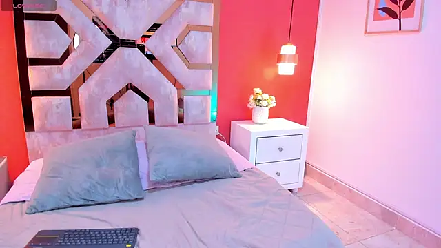 Snapshot of Zamira_Taylor chatting on 10.10.25 Zamira Taylor online show from 10.10.25