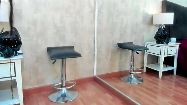 NahomyCarther online show from 11.14.25